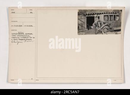 Légende : le capitaine Norton, adjudant du 104th Infantry, examine une automobile endommagée par un fragment d'obus à Chavignan, en France. La photo a été prise en février 1918 et reçue en tant que symbole le 15 avril 1918. Les notes signifient que l'emplacement et le numéro de référence sont « 0212 ». Banque D'Images