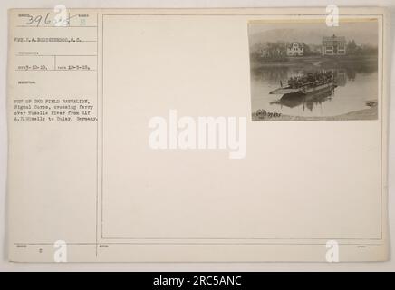 Des hommes du 2e bataillon de campagne, signal corps, sont vus traversant un ferry sur la Moselle de Alf A. D. Moselle à Bulay, en Allemagne. La photographie a été prise le 5 décembre 1918 par le soldat E.A. Brotherhood, photographe de l'armée. L'image fait partie de la collection de photographies des activités militaires américaines pendant la première Guerre mondiale, avec le numéro de référence 111-SC-39625. Banque D'Images