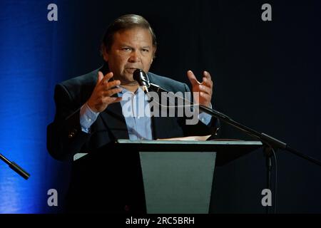 Caracas, Venezuela. 12 juillet 2023. Andres Velazquez du parti d'opposition la Causa radical (LCR) intervient lors d'un débat à l'Université catholique Andres Bello (UCAB). Les élections primaires du 22 octobre décideront quel candidat se présentera contre l’actuel chef de l’État Maduro. Crédit : Pedro rances Mattey/dpa/Alamy Live News Banque D'Images