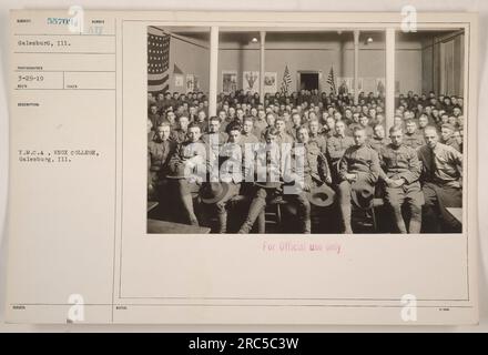 Soldats de la première Guerre mondiale participant à une activité récréative au Y.M.C.A., situé au KNOX College à Galesburg, Illinois. La photographie a été prise le 29 mars 1919 et le photographe lui a attribué le numéro 55703. L'image est étiquetée pour un usage officiel seulement. Banque D'Images