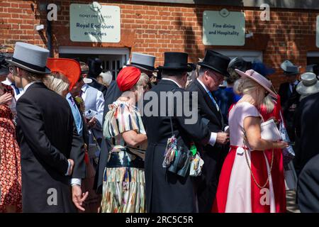 Ascot, Royaume-Uni. 22 juin 2023. Les coureurs arrivent à Royal Ascot le jour de la Gold Cup. De nombreux spectateurs pour la Gold Cup Day, le troisième jour de Royal Ascot, également connu sous le nom de Ladies' Day depuis 1823, portent des chapeaux et des tenues extravagantes. Crédit : Mark Kerrison/Alamy Live News Banque D'Images