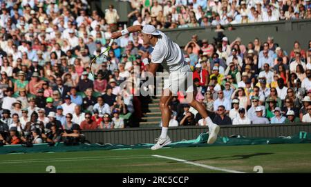 Londres, Royaume-Uni. 12 juillet 2023. Le Danois Holger Rune sert dans son match de quart de finale masculin contre l'Espagnol Carlos Alcaraz lors des championnats de Wimbledon 2023 à Londres le mercredi 12 juillet 2023. Photo Hugo Philpott/UPI crédit : UPI/Alamy Live News Banque D'Images