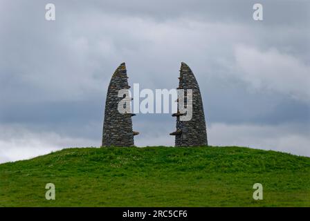 Le remarquable monument local en pierre Aignish Farm Raiders Monument à Stornoway sur l'île de Lewis dans les Hébrides extérieures par un jour couvert en juin. Banque D'Images