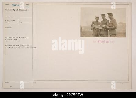 Membres du Student BN de l'Université du Wisconsin. On voit étudier une carte des problèmes de combat pendant la première Guerre mondiale Cette photographie a été prise en novembre 1918 par un photographe non identifié pour un usage officiel. Banque D'Images