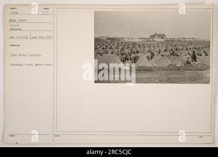 13th Engineers of the Railway corps lançant des tentes à Grant Park. Cette photographie, étiquetée sujet 47150 et prise en juillet 1917, capture la scène pendant la première Guerre mondiale L'image montre des soldats qui dressent des tentes, et elle a été prise par un photographe de l'A.E.F. (Forces expéditionnaires américaines). Banque D'Images