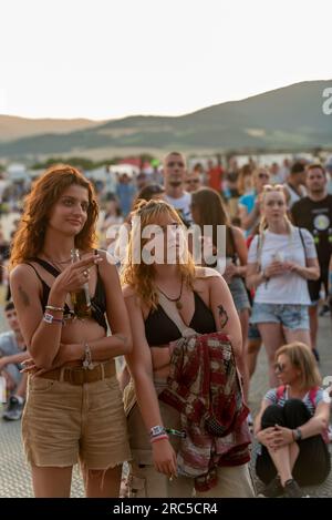 Trencin, Slovaquie. 06 juillet 2023. Couple de femmes vêtues de soutiens-gorge vu au coucher du soleil le Festival Pohoda 2023 à l'aéroport Trencin. Le festival de Pohoda est le plus grand festival de musique en plein air en Slovaquie. (Photo Tomas Tkacik/SOPA Images/Sipa USA) crédit : SIPA USA/Alamy Live News Banque D'Images