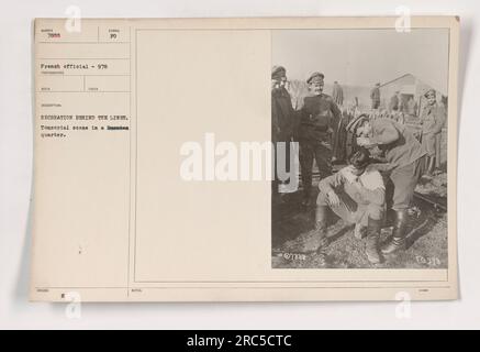 Scène tonsoriale dans un quartier russe. Soldats profitant des activités récréatives derrière les lignes pendant la première Guerre mondiale. Cette photographie, numérotée 111-SC-7888, provient de la collection 'Photographs of American Military Activity'. Elle a été prise par un photographe officiel français et émise par SYRBOL. La date exacte à laquelle il a été pris n'est pas disponible. Banque D'Images