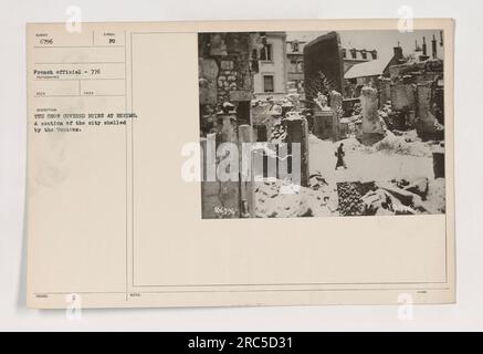 Ruines enneigées de Reims, en France, après avoir été bombardées par les Allemands. Cette image montre les destructions causées pendant la première Guerre mondiale. La ville de Reims a été fortement endommagée et cette photographie capture une partie de la ville en ruines. Informations photographiques : 111-SC-6796, fonctionnaire français 776, photographe Reco publié prend la description. Banque D'Images