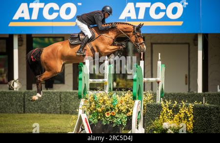 Paul O'Shea d'Irlande participe au Rolex North American Grand Prix à Spruce Meadows. Banque D'Images