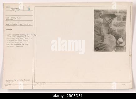 Légende : Capitaine Russell Baker, commandant du Co D, 166th Infantry, anciennement 4th Ohio INP, 42nd Division, dirigeant sa compagnie à Sedan aux côtés des Français au Château Frenois du Nord, Ardennes, France pendant la première Guerre mondiale. La photographie a été prise le 9 novembre 1918 et publiée par A.E.F. Censurer le 23 décembre 1918. Banque D'Images