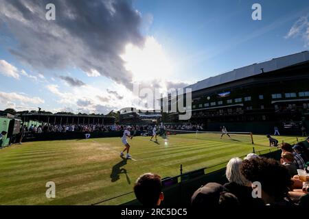 12 juillet 2023 ; All England Lawn tennis and Croquet Club, Londres, Angleterre : tournoi de tennis de Wimbledon ; le soleil se couche sur le court central Banque D'Images