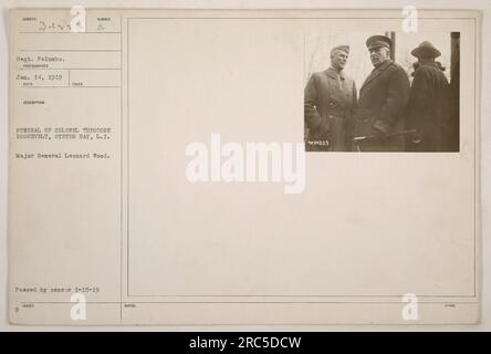 Procession funéraire du colonel Theodore Roosevelt à Oyster Bay, L.I. le 14 janvier 1919. La photographie montre le major général Leonard Wood menant la procession. L'image a été prise par Segt. Palumbo et reçu le 15 janvier 1919. Il a reçu le numéro 34223 et a passé la censure. Des notes supplémentaires sont disponibles sur l'image 34229. Banque D'Images