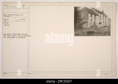 'La photographie montre la billette des instructeurs assistants à l'école du signal du 2e corps à Châtillon sur Seine, Côte d'Or, France. La photo montre le sergent Bernard Levey, C.S., et a été prise le 15 janvier 1919. Photographe : 340-19 RECO 849-F9.' Banque D'Images