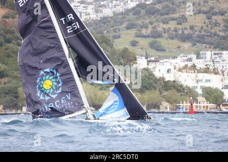 Bodrum, Turquie. 02 avril 2023 : un voilier s'enfonce dans la mer parmi les vagues par temps orageux. Avant cela, deux bateaux entrent en collision. Banque D'Images