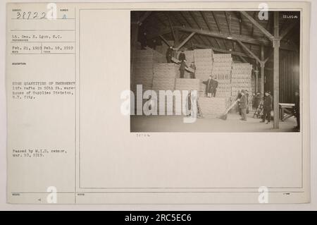 L'image montre le lieutenant Geo. H. Lyon, S.C., photographe militaire pendant la première Guerre mondiale La photo a été prise le 18 février 1919. Il représente un grand nombre de radeaux de sauvetage d'urgence entreposés à l'entrepôt de la 56th St. de la Division des approvisionnements à New York. La photographie a été approuvée par le censeur de la Division de l'information militaire le 10 mars 1919, et le numéro d'identification attribué est le 111-SC-38722. Banque D'Images