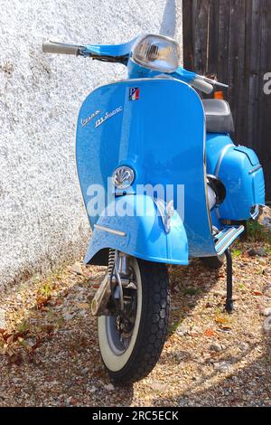 Un scooter Piaggio Vespa 125 Super restauré équipé de roues de 10 pouces, de pneus à paroi blanche de construction moderne et d'une mascotte de capot chromée. Banque D'Images