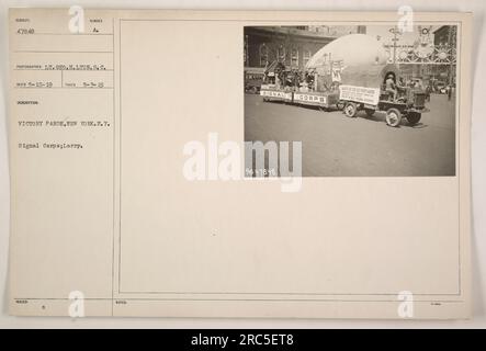 Défilé de la victoire à New York, New York, New York pendant la guerre mondiale 1. La photographie a été prise le 3 mai 1919 par le lieutenant Geo.H. Lyon du corps des signaux. L'image montre un camion décoré pour le défilé. Numéro de référence du corps de signal 47848.» Banque D'Images