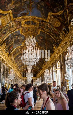 Galerie des glaces avec foule de gens, Château de Versailles, Château de Versailles, ancienne résidence royale construite par le roi Louis XIV située à Versai Banque D'Images