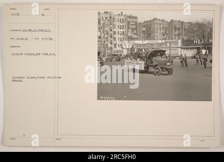 Membres du cours de clergé à la Coast Artillery School participant à la Victory Parade à New York. La photographie a été prise par le lieutenant Geo. H. Lyon le 3 mai 1919. L'image montre un groupe de soldats en uniforme militaire marchant dans le défilé. Banque D'Images