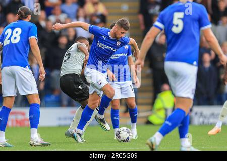 Chesterfield, Royaume-Uni. 11 juillet 2023. Le milieu de terrain de Chesterfield Ryan Colclough a affronté le défenseur de Sheffield Wednesday Akin Famewo (15) lors du match de témoignage Chesterfield vs Sheffield Wednesday Drew Talbot au SMH Group Stadium, Chesterfield, Royaume-Uni, le 11 juillet 2023 Credit : Every second Media/Alamy Live News Banque D'Images