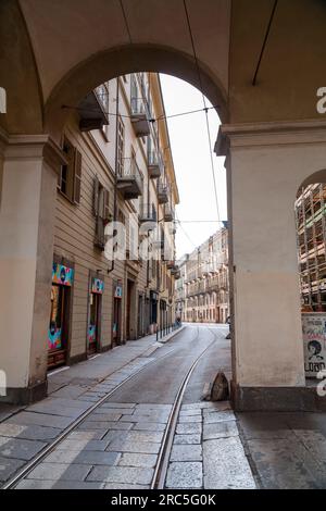 Turin, Italie - 27 mars 2022 : vue sur la rue et l'architecture sur la via po, une rue centrale de Turin, la capitale du Piémont, Italie. Banque D'Images