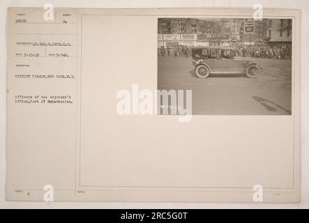 Officiers du bureau de l'adjudant, port d'embarquement, pendant la parade de la victoire à New York. Photographie prise par le lieutenant Geo. H. Lyon, S.C., le 3 mai 1949. Les soldats sont vus marchant en uniforme avec en toile de fond des foules encourageantes. Banque D'Images