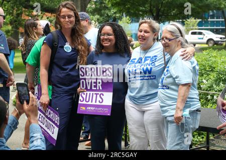 Pittsburgh, États-Unis. 12 juillet 2023. Des femmes posent pour une photo après une conférence de presse à Allegheny Commons Park North à Pittsburgh le mercredi 12 juillet 2023. La conférence de presse a eu lieu alors que le SEIU Healthcare, le syndicat représentant les 1 200 infirmières autorisées de l’Hôpital général d’Allegheny, se prépare à négocier des contrats. (Photo de Paul Weaver/Sipa USA) crédit : SIPA USA/Alamy Live News Banque D'Images