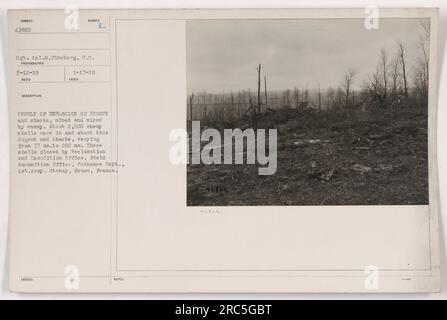 Le sergent 1c1.M.Fineberg a capturé une image d'un pirogue et de cabanes qui ont été détruits à la suite d'une explosion. Ces structures ont été minées et câblées par l'ennemi pendant la première Guerre mondiale Environ 2 500 obus ennemis, allant de 77 mm à 280 mm, ont été trouvés dans et autour de la zone. Les obus ont été placés par le Bureau de la récupération et de la démolition, le Bureau des munitions de campagne et le Département de l'ordonnance de la 1e armée à Stenay, Meuse, France. Cette information a été enregistrée le 3-12-19 et la description a été émise le 1-13-19. Banque D'Images