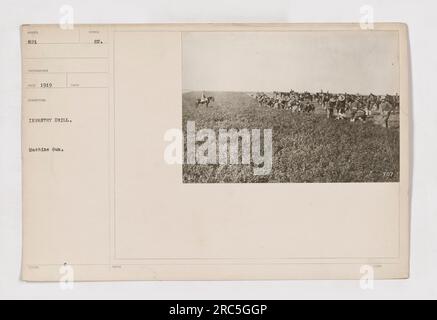 Soldats américains en France pratiquant la mitrailleuse pendant la première Guerre mondiale. Les soldats font partie de l'infanterie et participent à l'exercice. Cette photographie est numérotée 821 et a été prise en 1919 par un photographe enregistré. Le symbole « KU » est utilisé pour désigner le sujet de l'image, qui est l'entraînement aux mitrailleuses. Banque D'Images