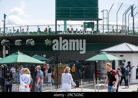 Londres, Royaume-Uni. 13 juillet 2023. Grandes files d'attente au sein du All England Lawn tennis Club, Wimbledon pendant le tennis. Crédit : Ian Davidson/Alamy Live News Banque D'Images