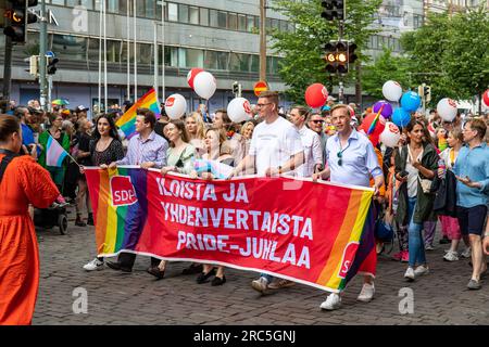 Haut de la scène politique du Parti social-démocrate défilant avec une bannière lors du défilé Helsinki Pride 2023 à Helsinki, Finlande Banque D'Images