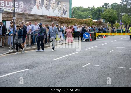 Londres, Royaume-Uni. 13 juillet 2023. Grandes files d'attente au sein du All England Lawn tennis Club, Wimbledon pendant le tennis. Crédit : Ian Davidson/Alamy Live News Banque D'Images