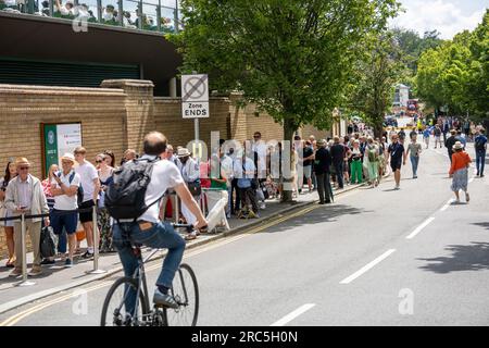 Londres, Royaume-Uni. 13 juillet 2023. Grandes files d'attente au sein du All England Lawn tennis Club, Wimbledon pendant le tennis. Crédit : Ian Davidson/Alamy Live News Banque D'Images