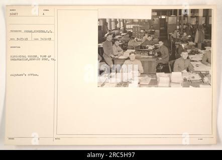 Bureau de l'adjudant, SÉRIE HISTORIQUE, Port d'embarquement à Newport News, va. Cette photographie, prise le 21 juillet 1919, montre l'intérieur du bureau. L'image porte le NUMÉRO 56867 et elle a été photographiée par le sergent Neaberg du signal corps. La description mentionne un symbole (peut-être un insigne d'unité) et des notes émises à quelqu'un nommé Nell Ranch le 3 mars. » Banque D'Images