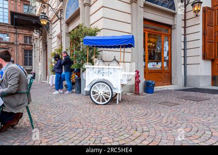 Turin, Italie - 27 mars 2022 : Pepino est un ancien magasin de gelato traditionnel sur la Piazza Carlo Alberto dans le centre de Turin, en Italie. Banque D'Images