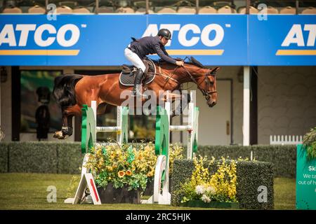 Santiago Lambre, du Brésil, participe au Rolex North American Grand Prix à Spruce Meadows. Banque D'Images