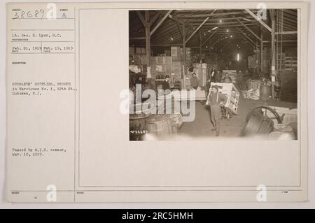 Fournitures pour les intendants stockées dans l'entrepôt n ° 1, situé sur la 12th St., Hoboken, New Jersey. La photographie a été prise le 19 février 1919 par le lieutenant Geo. H. Lyon, S.C. L'image a été reçue et traitée le 21 février 1919. Il a été approuvé par le censeur du M.I.D. le 10 mars 1919. Numéro de photographe : 38689. Banque D'Images