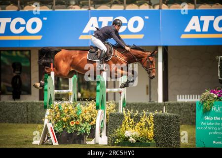 Santiago Lambre, du Brésil, participe au Rolex North American Grand Prix à Spruce Meadows. Banque D'Images