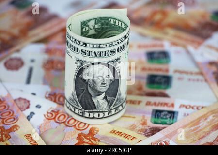 Roubles russes et billets de banque en dollars américains. Concept de taux de change, sanctions américaines contre l'économie de la Russie Banque D'Images