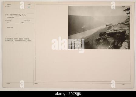 Une vue de Moccasin Bend depuis signal Mountain, Chattanooga, Tennessee. La photographie a été prise le 5 mai 1919 par le sergent McGarrigle, S.C. Cette prise de vue aérienne a été prise le 3 mai 1919 et fait partie de la documentation des activités militaires américaines pendant la première Guerre mondiale. Banque D'Images