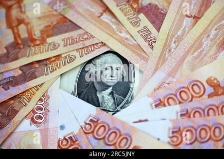 Roubles russes et billets de banque en dollars américains. Concept de taux de change, sanctions américaines contre l'économie de la Russie Banque D'Images