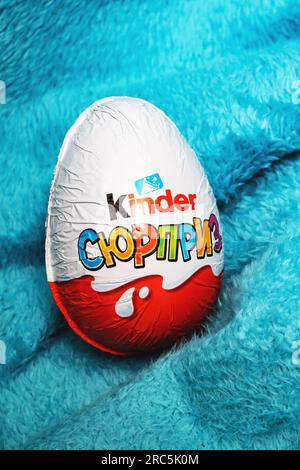 BIÉLORUSSIE, NOVOPOLOTSK - 29 SEPTEMBRE 2020 : surprise d'oeuf de chocolat Kinder sur tissu bleu, espace copie Banque D'Images