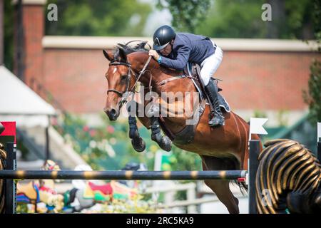 Santiago Lambre, du Brésil, participe au Rolex North American Grand Prix à Spruce Meadows. Banque D'Images