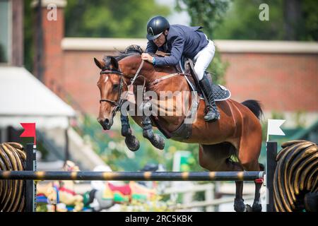 Santiago Lambre, du Brésil, participe au Rolex North American Grand Prix à Spruce Meadows. Banque D'Images