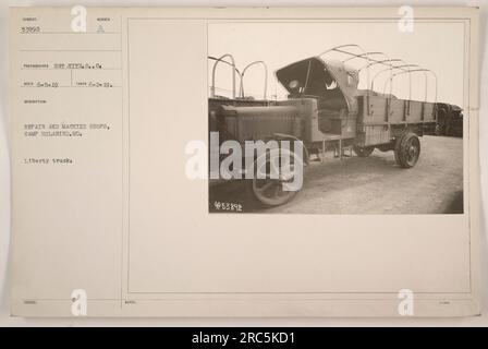 Ateliers de réparation et d'usinage à Camp Holabird, MD. Cette photo montre un camion Liberty en réparation. Le photographe était S.C. Hitz et elle a été prise le 2 juin 1919. Le numéro du camion est 53892. Banque D'Images