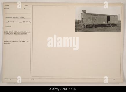 Vue extérieure d'un wagon-coffre à 4 portes utilisé pour le transport des troupes. La voiture est marquée du numéro 58222 et porte le symbole de la 21e Grande Div. Transportation corps. Cette photographie a été prise le 19 novembre 1918 au Camp Pullman en France. Banque D'Images