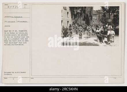 Soldats américains faisant un arrêt à mi-chemin au Mt. Chambotte lors d'un voyage d'agrément à Aix-les-bains. Les habitants de la Rochee ae LaLune accueillent chaleureusement les soldats et les font se sentir chez eux. Photographie prise par le lieutenant Duthewich le 28 août 1918. Publié par A.E.F. Censurer le 22 novembre 1918. Note : 21772. Banque D'Images