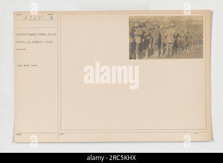 Soldats participant à un test de masque à gaz pendant la première Guerre mondiale L'image a été prise le 5 février 1918 par un photographe du signal corps. Les soldats sont formés à l'utilisation correcte des masques à gaz pour se protéger des attaques chimiques. Banque D'Images