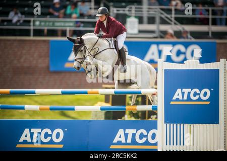 Shauna Cook, du Canada, participe au Rolex North American Grand Prix à Spruce Meadows. Banque D'Images