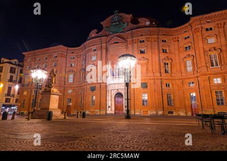 Turin, Italie - 27 mars 2022 : Palazzo Carignano est un bâtiment historique dans le centre de Turin, qui abrite le Musée du Risorgimento. Nommé A. Banque D'Images
